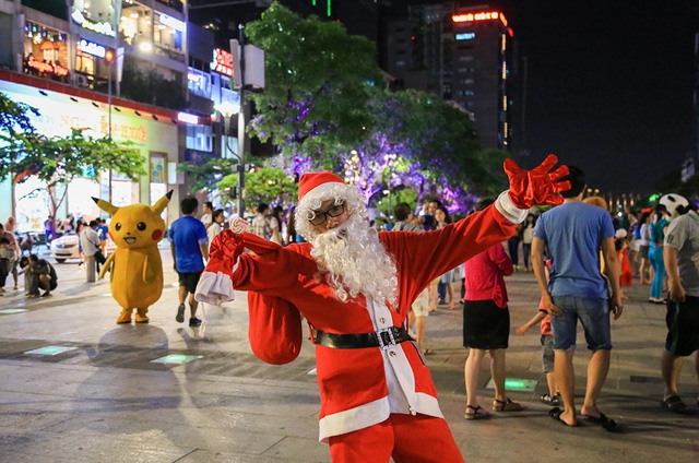 Ông già Noel xuống phố bán các mặt hàng phục vụ mùa Giáng sinh