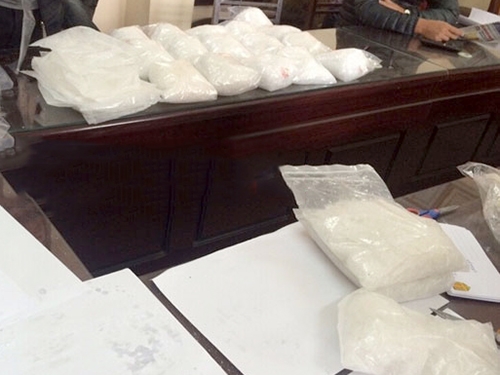 canh sat no sung bat doi tuong van chuyen ma tuy tri gia 5 ty dong hinh anh 1