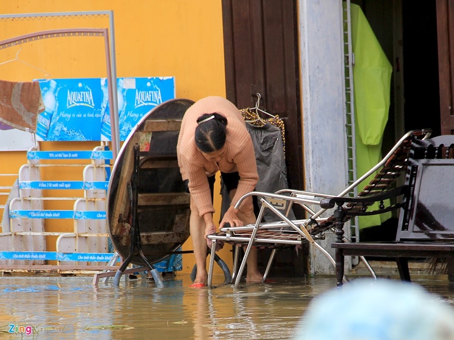 Nguoi Hoi An tat bat don rac sau lu lut hinh anh 3