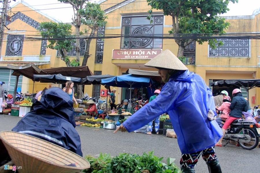 Nguoi Hoi An tat bat don rac sau lu lut hinh anh 6