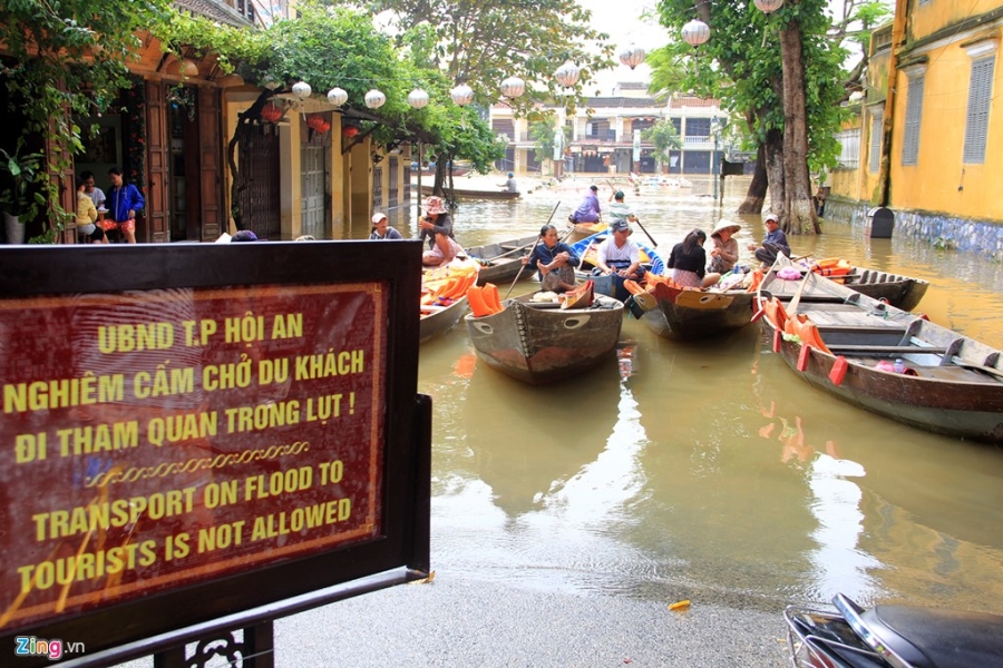 Nguoi Hoi An tat bat don rac sau lu lut hinh anh 7