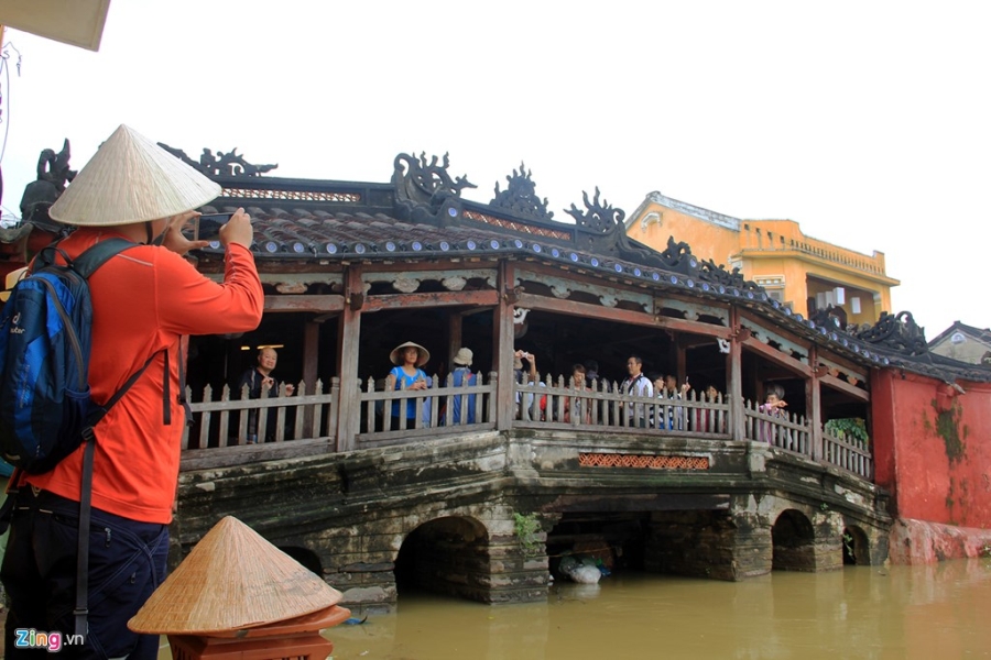 Nguoi Hoi An tat bat don rac sau lu lut hinh anh 8