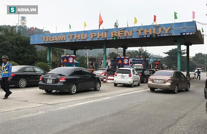 Tài xế mang nhiều tệp tiền lẻ 500 đồng, nhân viên trạm thu phí cầu Bến Thủy chia nhau đếm - Ảnh 2.