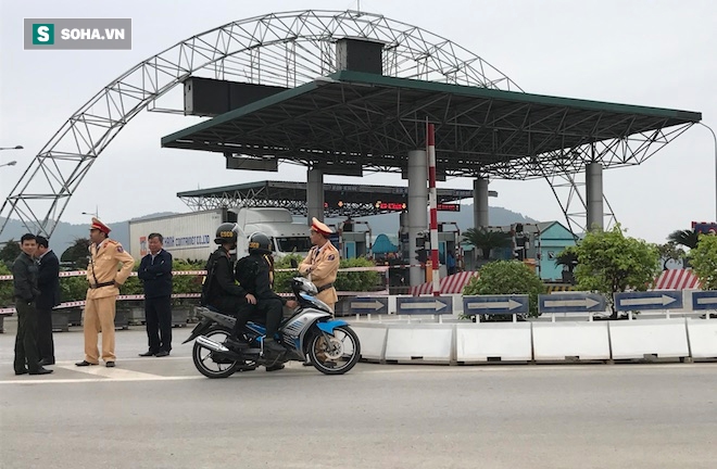 Tài xế mang nhiều tệp tiền lẻ 500 đồng, nhân viên trạm thu phí cầu Bến Thủy chia nhau đếm - Ảnh 5.