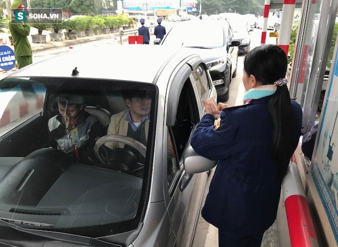 Tài xế mang nhiều tệp tiền lẻ 500 đồng, nhân viên trạm thu phí cầu Bến Thủy chia nhau đếm - Ảnh 15.