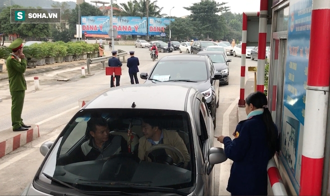 Tài xế mang nhiều tệp tiền lẻ 500 đồng, nhân viên trạm thu phí cầu Bến Thủy chia nhau đếm - Ảnh 17.