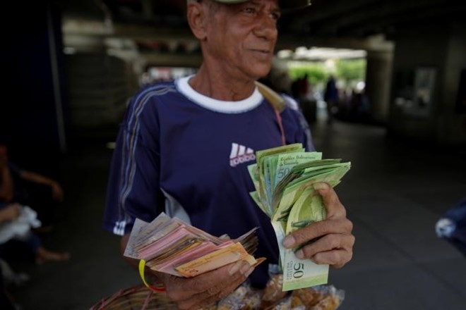 Venezuela gia han luu thong tien cu sau hon loan hinh anh 1