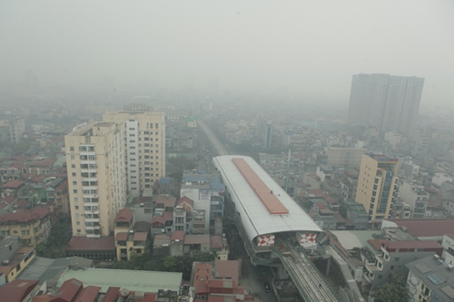 Ảnh: Giữa trưa, Hà Nội vẫn chìm trong sương mù - 1