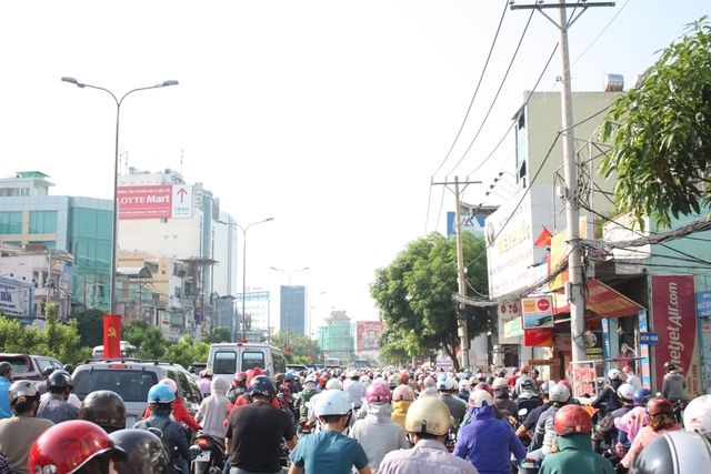 Ùn tắc giao thông thường xuyên xuất hiện trên đường Cộng Hòa