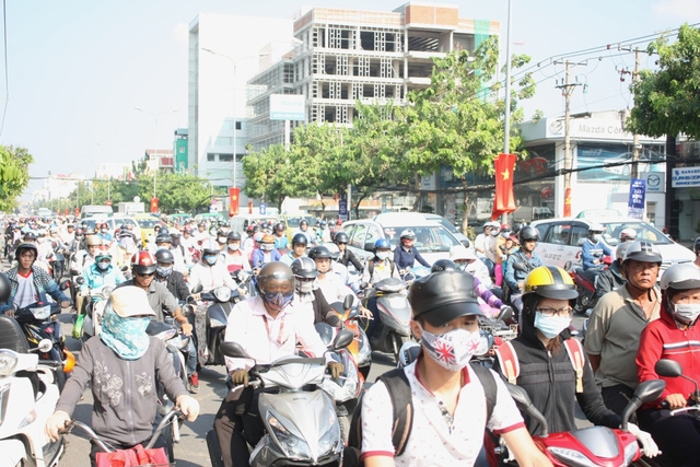 Biển người chìm trong khói bụi và nắng nóng qua ải Lăng Cha Cả (đường Cộng Hòa - Hoàng Văn Thụ