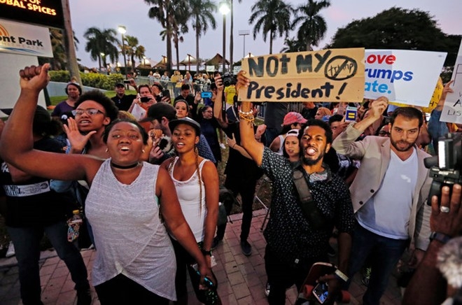Dai cu tri My bi khung bo 'bom' thu, doa giet neu bau Trump hinh anh 1