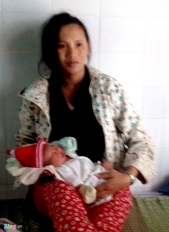 Hy huu san phu sinh con giua nuoc lu khi ghe bi lat hinh anh 1