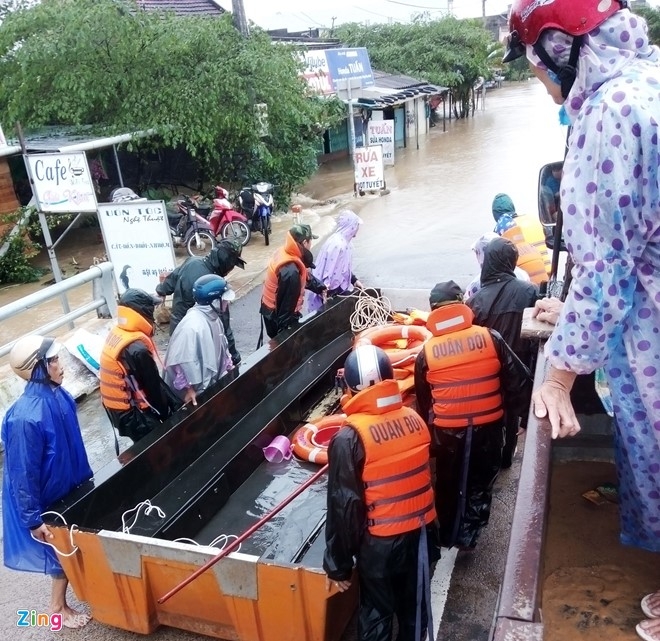 Hy huu san phu sinh con giua nuoc lu khi ghe bi lat hinh anh 2