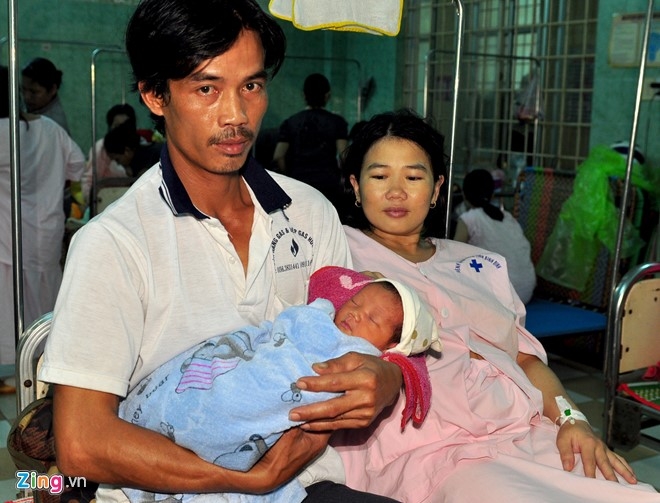 Hy huu san phu sinh con giua nuoc lu khi ghe bi lat hinh anh 3