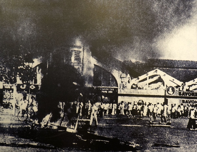  Sau lễ Tuyên ngôn Độc lập ngày 2/9/1945, Chính quyền cách mạng Việt Nam gặp muôn vàn khó khăn, cùng lúc phải giải quyết nạn đói, nạn mù chữ,... đứng trước tình thế “ngàn cân treo sợi tóc” khi phải đối phó với thù trong giặc ngoài. Trong ảnh, thực dân Pháp ngày 23/9/1945 nổ súng đánh chiếm Sài Gòn. Đây là một trong số hàng chục tư liệu, hiện vật được trưng bày trong triển lãm Chủ tịch Hồ Chí Minh - Hành trình kháng chiến chống thực dân Pháp xâm lược nhân dịp kỷ niệm 70 năm ngày Chủ tịch Hồ Chí Minh ra lời kêu gọi toàn Quốc kháng chiến (19/12/1946 - 19/12/2016), đang diễn ra tại Bảo tàng Hồ Chí Minh. 