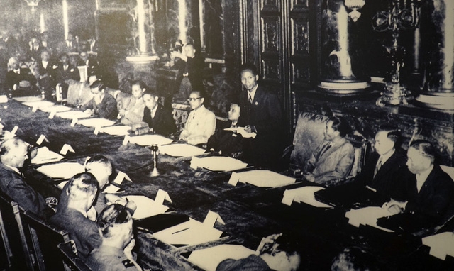 Đoàn đại biểu Việt Nam tại hội nghị Fontainebleau - Pháp năm 1946. Ngày 31/5/1946, phái đoàn chính phủ nước ta do đồng chí Phạm Văn Đồng làm trưởng đoàn lên đường sang dự hội nghị đàm phán chính thức giữa Việt Nam và Pháp tại lâu đài Fontainebleau từ 6/7 - 10/9/1946 bàn về các nội dung chính: Địa vị của Việt Nam trong Khối Liên hiệp Pháp; Mối quan hệ ngoại giao giữa Việt Nam và các nước; Tổ chức giữa các xứ trong liên bang Đông Dương; Việc thống nhất 3 Kỳ của Việt Nam qua việc trưng cầu dân ý ở Nam Bộ. Tuy nhiên kết thúc đàm phán không đạt được kết quả mong muốn, ngày 13/9/1946 đoàn Việt Nam lên đường về nước.