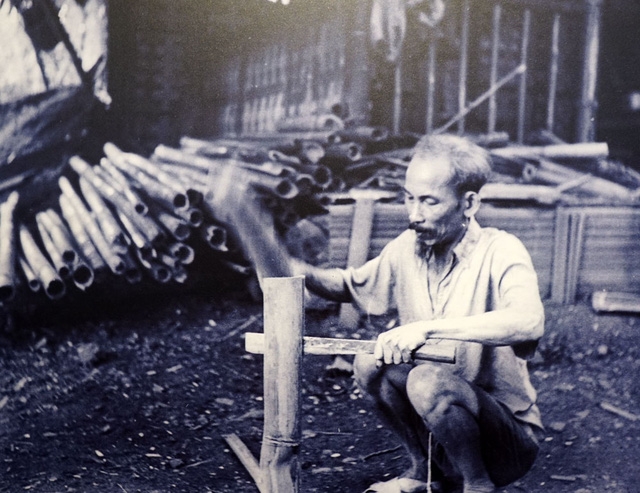  Chủ tịch Hồ Chí Minh sau giờ làm việc tại làng Sảo, xã Hợp Thành, huyện Sơn Dương, Tuyên Quang năm 1947. Chủ tịch Hồ Chí Minh ở làng Sảo từ 2/4 - 19/5/1947. Trong thời gian làm việc tại đây, Bác đã chủ trì nhiều hội nghị quan trọng. 