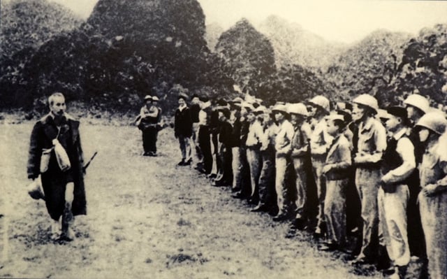  Chủ tịch Hồ Chí Minh thăm một đơn vị bộ đội và du kích đã tham gia chiến dịch biên giới đóng tại huyện Phục Hòa, Cao Bằng, tháng 3/1951. Sau gần 8 năm kháng chiến, đến năm 1953, thế chiến lược trên chiến trường Việt Nam đã thay đổi căn bản: quân ta giành thế chủ động, quân viễn chinh Pháp lâm thế bị động. Để cứu vãn tình thế, tạo ra thắng lợi quân sự làm cơ sở cho một giải pháp chính trị có lợi, ngày 7/5/1953, Pháp cử tướng Henri Navarre sang Đông Dương làm tổng chỉ huy quân viễn chinh, thông qua kế hoạch Navarre. 