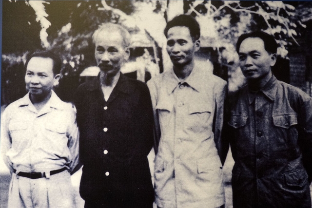  Chủ tịch Hồ Chí Minh, Tổng Bí thư Trường Chinh, Phó Thủ tướng Phạm Văn Đồng và Đại tướng Võ Nguyên Giáp ở xã Bản Ngoại, huyện Đại Từ, Thái Nguyên, tháng 9/1954. 