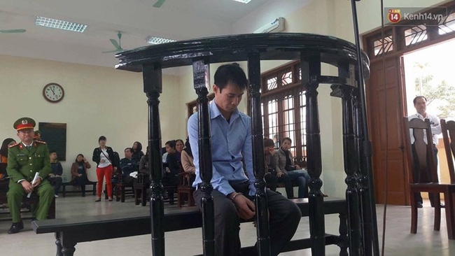 Người mẹ trẻ bật khóc xin giảm án cho lái xe Camry tông chết 3 người ở phố Ái Mộ - Ảnh 1.