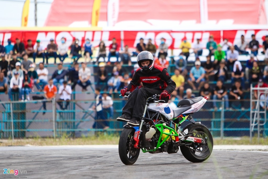 Stunter Nhat va My ve Binh Duong trinh dien xe mao hiem hinh anh 3