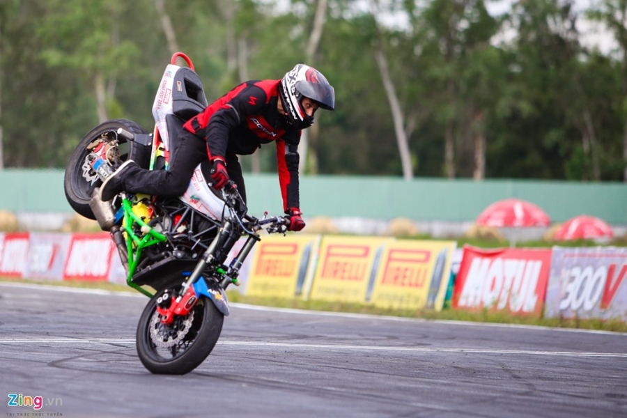 Stunter Nhat va My ve Binh Duong trinh dien xe mao hiem hinh anh 4