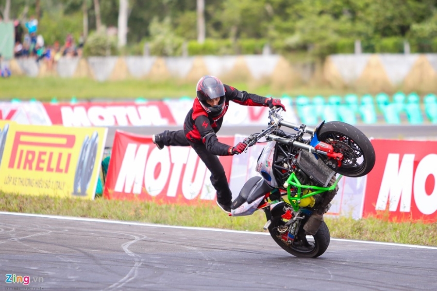 Stunter Nhat va My ve Binh Duong trinh dien xe mao hiem hinh anh 5