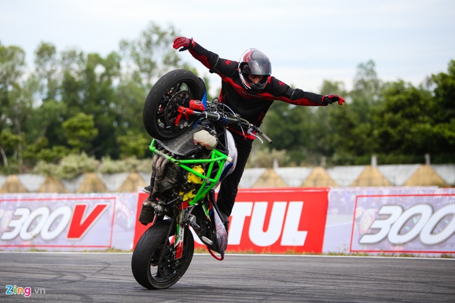Stunter Nhat va My ve Binh Duong trinh dien xe mao hiem hinh anh 6