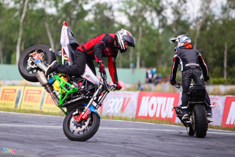 Stunter Nhat va My ve Binh Duong trinh dien xe mao hiem hinh anh 7