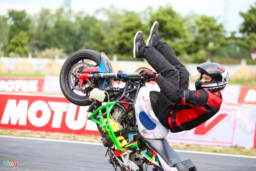 Stunter Nhat va My ve Binh Duong trinh dien xe mao hiem hinh anh 8