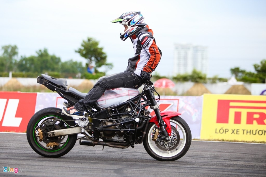 Stunter Nhat va My ve Binh Duong trinh dien xe mao hiem hinh anh 10