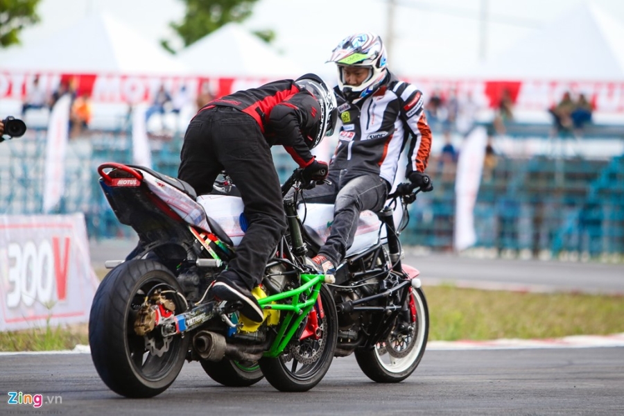 Stunter Nhat va My ve Binh Duong trinh dien xe mao hiem hinh anh 11