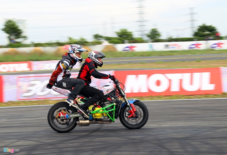 Stunter Nhat va My ve Binh Duong trinh dien xe mao hiem hinh anh 12