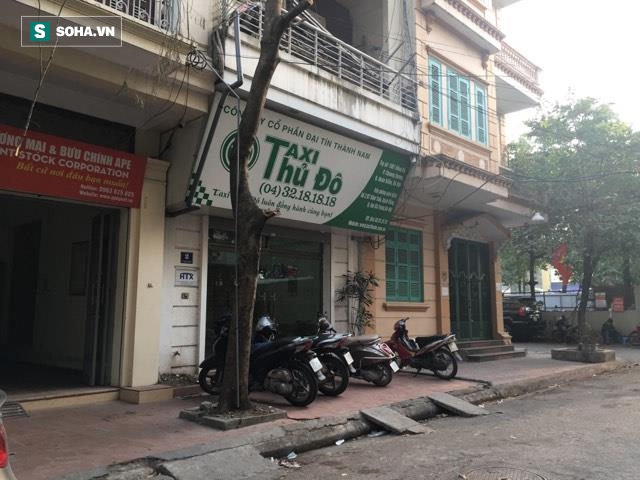 Tài xế taxi bị đánh, phải quỳ xuống xin tha giữa đường phố Hà Nội - Ảnh 3.