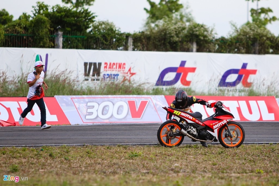 Xe do canh tranh tren duong dua chuyen nghiep Binh Duong hinh anh 6
