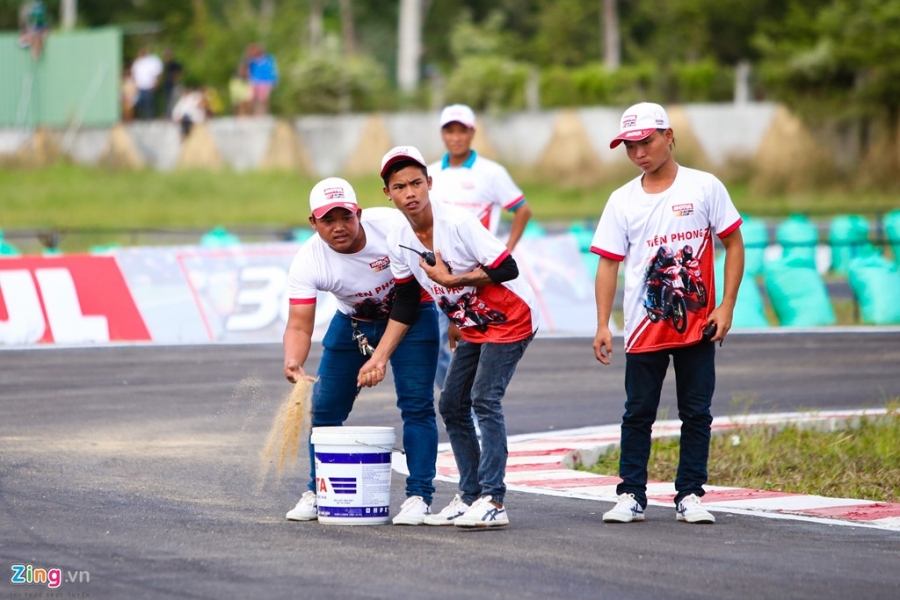 Xe do canh tranh tren duong dua chuyen nghiep Binh Duong hinh anh 10