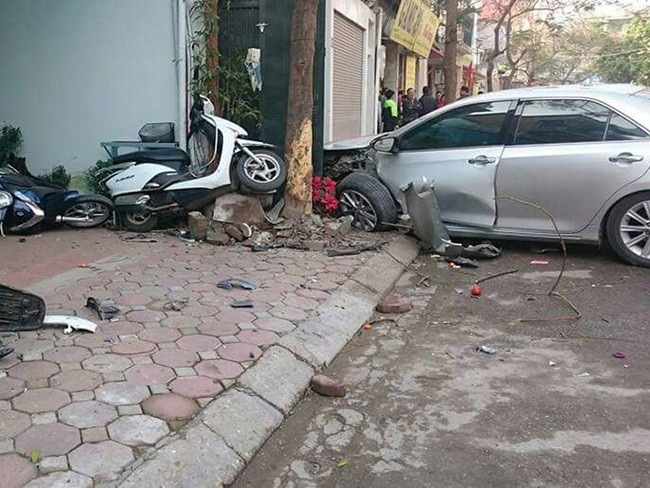 Xét xử người lái xe Camry đâm chết 3 người ở Phố Ái Mộ, Hà Nội - Ảnh 2.