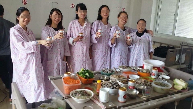 Chị em phát cuồng với team chờ đẻ ăn lẩu uống bia chụp hình kỉ niệm, bình tĩnh nhất vịnh Bắc Bộ - Ảnh 1. Chị em phát cuồng với team chờ đẻ ăn lẩu uống bia chụp hình kỉ niệm, bình tĩnh nhất vịnh Bắc Bộ - Ảnh 1.