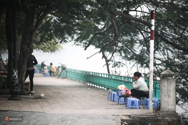 Chùm ảnh: Lặng ngắm Hà Nội trong những ngày mù sương - Ảnh 2.