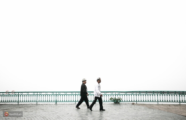 Chùm ảnh: Lặng ngắm Hà Nội trong những ngày mù sương - Ảnh 4.