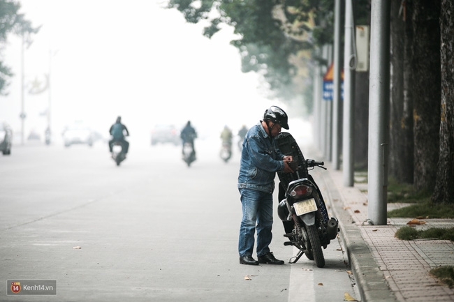 Chùm ảnh: Lặng ngắm Hà Nội trong những ngày mù sương - Ảnh 7.