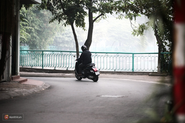 Chùm ảnh: Lặng ngắm Hà Nội trong những ngày mù sương - Ảnh 13.