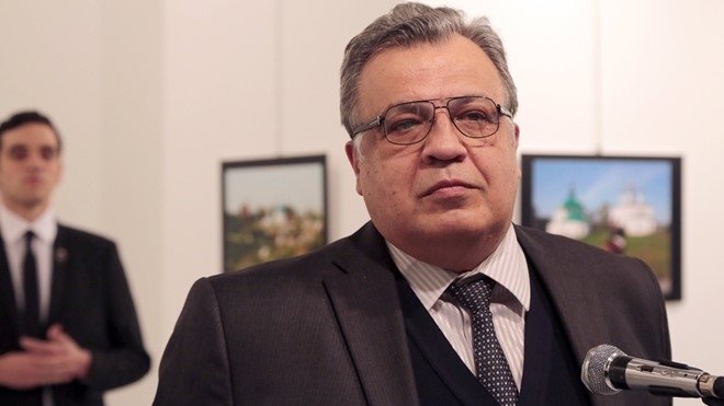 Dai su Karlov: Nguoi song va chet giua moi quan he Nga - Tho hinh anh 2