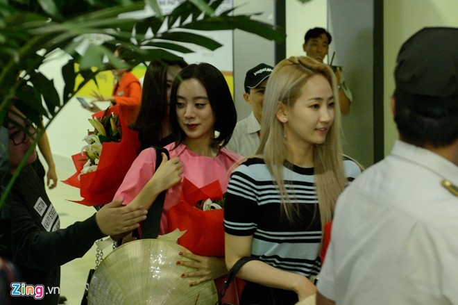 Fan chen lan, gay nao loan o san bay vi nhom Wonder Girls hinh anh 2