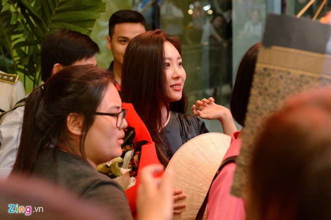 Fan chen lan, gay nao loan o san bay vi nhom Wonder Girls hinh anh 4