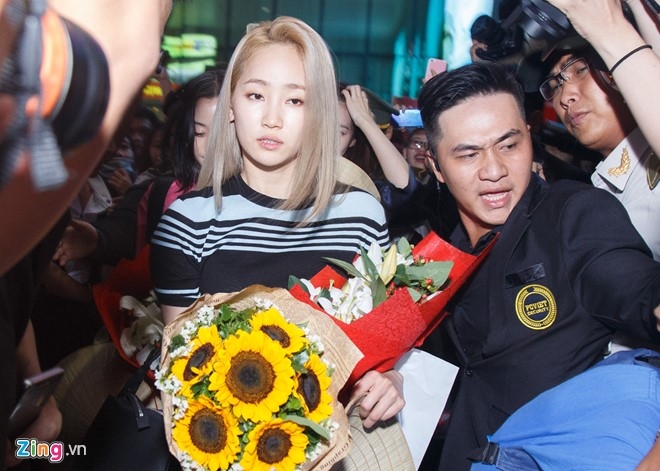 Fan chen lan, gay nao loan o san bay vi nhom Wonder Girls hinh anh 5