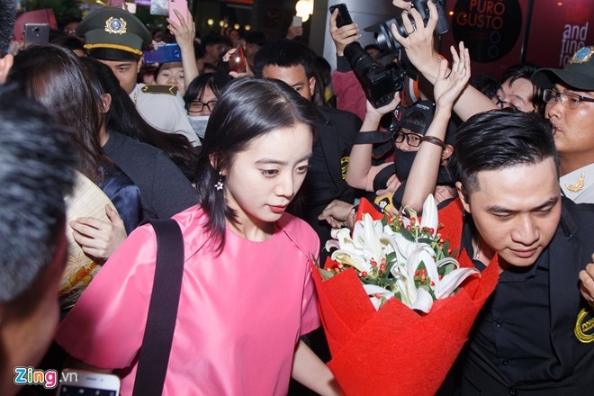 Fan chen lan, gay nao loan o san bay vi nhom Wonder Girls hinh anh 7