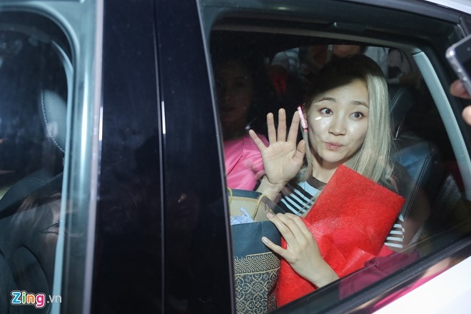 Fan chen lan, gay nao loan o san bay vi nhom Wonder Girls hinh anh 10