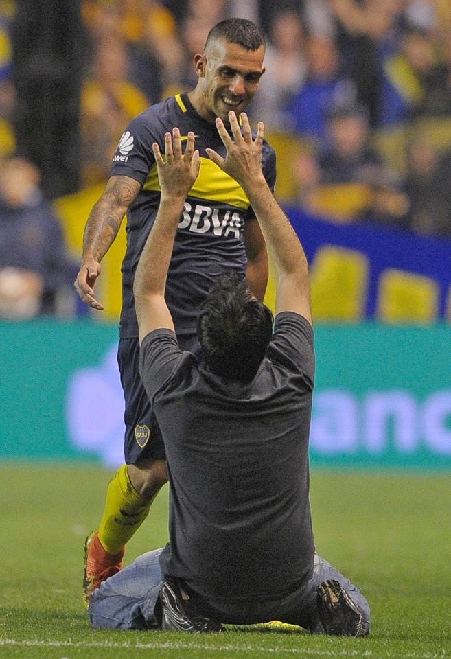Fan quy goi xin Tevez dung toi Trung Quoc hinh anh 3