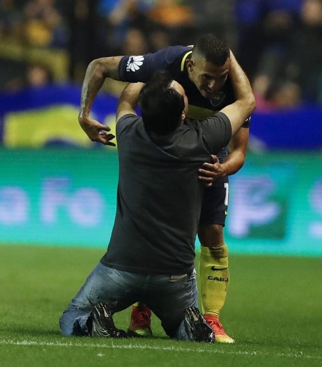 Fan quy goi xin Tevez dung toi Trung Quoc hinh anh 4